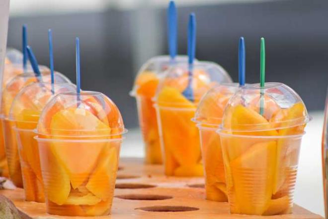 5. KEMK SALIINA Y GELR  <br>  K vitamini vcudumuz iin vazgeilmezdir ancak genellikle ok fazla zerinde durulmaz. K vitamini kemikleri glendirir. Ayrca, kann phtlamasn hzlandrmaya yardmc olur. K vitamini eksiklii durumunda, kala kemii gibi kemiklerin krlma ihtimali artar. Mango, kalsiyum depolanmas iin ok nemli olan K vitamini asndan zengindir. Bu yzden her gn yiyerek bu problemi ortadan kaldrabilirsiniz.