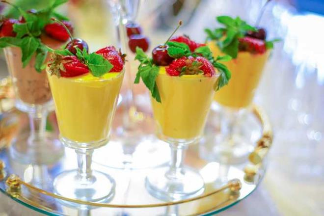 3. SNDRME Y GELR<br>    zellikle hazmszlk ya da mide yanmas gibi problemlerden ikayetiyseniz, her gn mango yemek size iyi gelebilir. Mangonun ierisinde iki ie yarayan sindirim enzimleri bulunur: Yiyeceklerin emilimini kolaylatrr ve boaltm sisteminin dzenli olarak almasn salarlar. Ayn zamanda esterler, terpen ve aldehit gibi biyoaktif ileenler asndan da zengin bir meyvedir. Tm bunlar, sindirim sisteminizin daha etkili almasn salarlar.