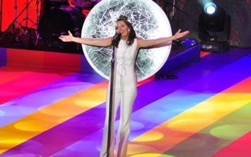 Harbiye Akhava Sahnesi'nde binlerce seveniyle buluan Nil Karaibrahimgil, herkesten sr gibi saklad olu Aziz Arif Erener'i sahneye karnca gzyalarn tutamad.