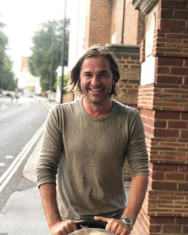 Dzyatan, instagram sayfasndan bebek arabas iterken ekilen bir fotorafn paylat.    Uzun yllar onu bambaka bir kimlikte gren takipileri, bu paylama ard.    Salar iyice  sararan oyuncunun, sakallarnn da iyice ksald grlmekte.    Yeni sezonda Kod Ad Kurun isimli dizide savc karakterine hayat verecek olan oyuncunun imaj, kimi takipilerinin pek houna gitmedi!    Bir takipisi, &#8220;Beyim sakal sana daha ok yakyor&#8221; notunu paylarken, bir bakas da &#8220;Yazk ettin be kendine&#8221; yorumunu yapyor.&#8221;Sakalla birlikte giden karizma&#8221; yorumuyla bir baka takipisi de karizmasn kaybettii grnde.    u sralar ailesiyle birlikte tatilde olan oyuncunun rahat ve spor giyimiyle  pek ok takipisinden de vg dolu yorumlar ald ve oyuncunun yeni imajyla adeta 10 yl genletiini dnen hayranlar da bir hayli fazlayd.    Paylama saatler iinde 160 bini geen beeni yapld.    <br>te o paylam: