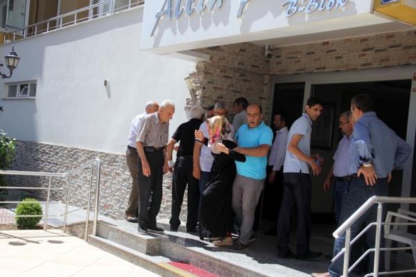 Olay duymasnn ardndan eve gelen Muhammed Erdal Doan'n z babas Ahmet Doan ise sinir krizi geirdi. Ahmet Doan, telefonda bulunan olunun fotorafna bakarak gzya dkt.