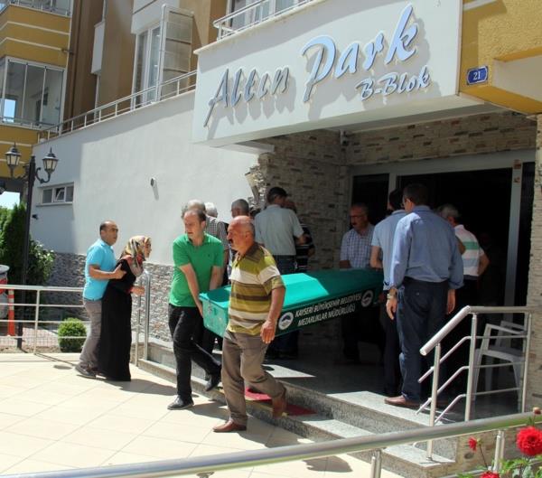 Silah seslerini duyan komularn ihbar zerine olay yerine polis ve salk ekipleri sevk edildi. Ekipler tarafndan yaplan incelemede Muhammed Erdal Doan ile fakat Doan'n hayatn kaybettii belirlendi.