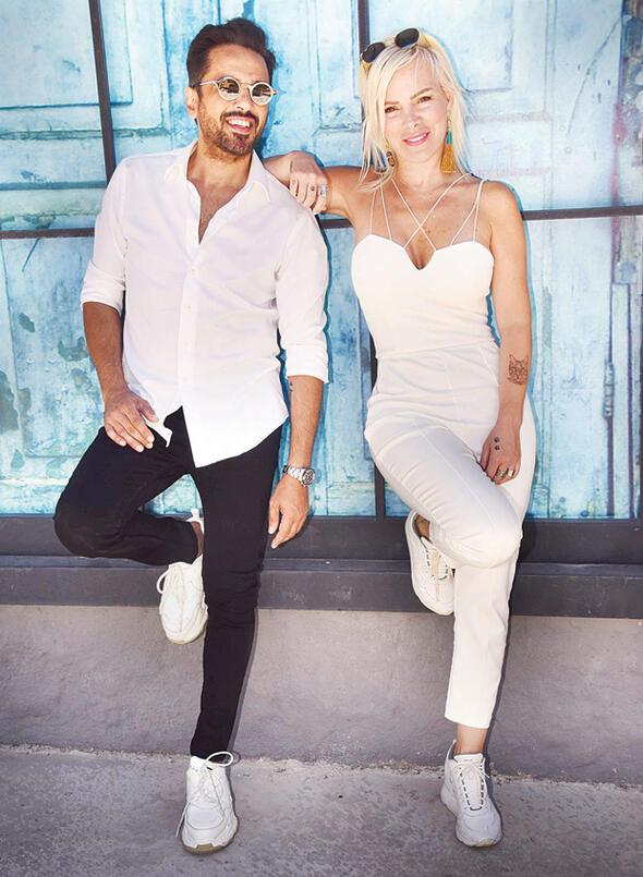 &#9674; eme&#8217;de hava mis gibi bugn, sen naslsn?  - ok iyiyim. Bu senem ok iyi, ok youn geti. Ama drt senedir bunun iin hazrlanyorum. Biraz da bolamtm ocuklar olduktan sonra onlarla vakit geirmek iin. Buradaki iletme de ok vaktimi ald tabii.  <br>&#9674; Ne oldu oras? Devrettiini duydum...  - Evet, braktm. Bu sene eme hayatmz turist olarak devam ediyor. Geri herkes beni hl esnaf olarak kabul ediyor.  <br>&#9674; Sen seviyorsun ama her haliyle eme&#8217;yi. Esnaf olarak da turist olarak da...  - ok seviyorum. Zaten 29 senelik emeliyim.  <br>&#9674; Peki en ok nesini seviyorsun?  - Havasn ok seviyorum, hibir gn ben burada &#8220;ayy ok scak&#8221; dediimi hatrlamyorum. Rutubeti sevmiyorum, rzgar seviyorum. Alaat srf merkezi zaten.