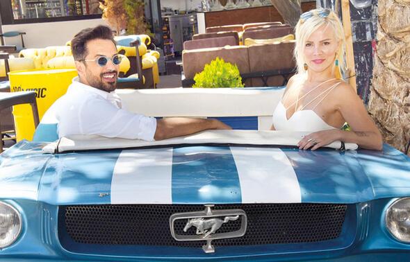 KOTURMAKTAN YORULMAM DURUNCA SIKILIYORUM  &#9674; Bu tempo seni yormuyor mu?  - Yorulmuyorum, durduum zaman evde sklyorum zaten.  &#9674; Bildiim kadaryla amcan Altu eczanelerinin sahibi. Vitamin takviyesi almyor musun oradan?  - Veriyor da almyorum ben. Yan tarafta parfmeri de var, oradan da kremler veriyorlar mesela, onu da kullanmyorum.&#9674; E bu kadar gen kalmann srr ne o zaman? Krem yok, vitamin yok! Botoks falan var m?  - Valla hibir ey yapmyorum. Bak yzme, tm mimikler tamam.  &#9674; O zaman genetik...  - Babam mesela, yatnn yanna geldii zaman kardei gibi durur. Annem de rahmetli gen gsterirdi. Biraz genetik miras gibi.  &#9674; Kilonu da iyi koruyorsun...  - Evet kolay kilo veriyorum aslnda ama alnca da ince kemikli olduum iin hemen belli oluyor. Dikkat ediyorum mecburen.