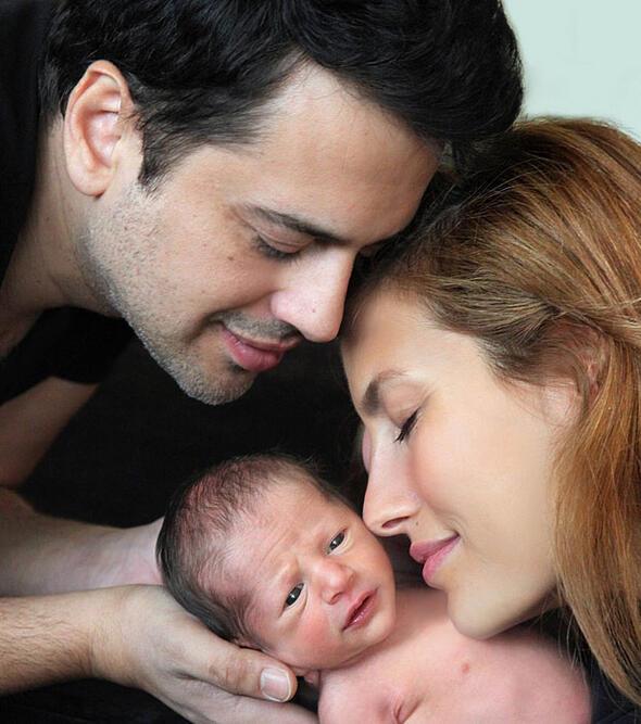 KADINLAR GB RYAMDA OCUUMU GRDM  &#9674; Ne ahane bir baba oldun sen...  - ok seviyorum babal. Bana &#8220;baba&#8221; dedikleri zaman baka hissediyorum. Hayatmn en byk aklar onlar.  &#9674; ocuk sevgin hep var myd yoksa baba olduktan sonra m ar basmaya balad?  - Ben oldum olas ocuk severim. Kadnlar gibi ryamda ocuumu grdm. Bebeimi hoplatyordum. Genelde kadnlar grr bunu. Ondan sonra zaten evlenip ocuk sahibi oldum. Allah bana hakikaten hayalimin ok tesinde ocuklar verdi.  &#9674; Sinema filmine geleyim. &#8220;Geni Aile&#8221;de bir psikopat canlandryorsun...  - Abartl bir sosyopat aslnda, ila kullanan kt bir adam. Annesinin bile yemek masasnda tedirgin olduu bir adam. Zeynep&#8217;e takm kafay, takntl da biri yani.  &#9674; Yaynland dnemde &#8220;Geni Aile&#8221;yi izler miydin?  - Diziyi grmtm, ama filmini izlememitim.  &#9674; Keyif aldn m rolnden?  - ook. Byle psikopat adam canlandraym baylyorum. Ters ke rolleri daha ok seviyorum sinemada.