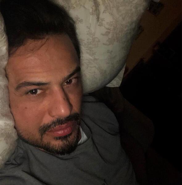 GECELER TERASTA UYUYORUM  &#9674; Srf yapyor musun?  - Yok yapmyorum ama wakeboard yapyorum. Gecede, terasta yatyorum.  &#9674; Sivrisinekler...  - Valla cibinlik koyuyoruz. Benim iin tam yazlk keyfidir o. Televizyon ieride duracak byle bangr bangr.  &#9674; Doayla i ie olmay seviyor musun?  - Baheli evde bydm ve ondan sonra da baheli evlerde yaadm. Ayam attm an bahede olmay seviyorum.