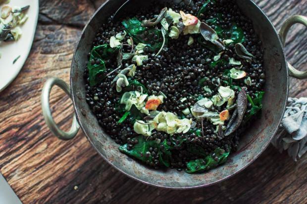 - Sindirim sisteminin fonksiyonlarn artran lif maddesi bakmndan zengin olan siyah mercimekten sadece bir porsiyon tketerek uzun sre tok kalmay da salayarak kilo vermede yardmc olan besinler arasnda yer alr.     - Folik asit ve B vitamin kompleksi bakmndan zengin olan siyah mercimek, kemik ve kas yapsn glendirir. leri yalarda grlme ihtimali olan eklem arlar, iltihaplanmalar, kirelenme ve kemik erimesi gibi hastalklarn nne geer.