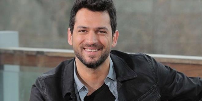 BKM imzal Ramo dizisi yeni sezonun dikkat eken yapmlarndan birisi olmaya hazrlanyor.    Murat Yldrm, 2016 ylnda Meryem Uzerli ile barolnde yer ald Gecenin Kraliesi dizisinden sonra yeniden diziyle ekrana dn yapacak.    Oyuncu, bu srete ise atv ekrannda Kim Milyoner Olmak ster isimli yarma programyla baarl performans sergilemiti. Yldrm&#8217;n hayranlar yeni dizideki roln ok merak ediyor.    Ramo karakterine hayat verecek olan Murat Yldrm&#8217;n kz kardei Fato iin ise Elimi Brakma dizisinden Cemre Baysel ile anlama yapld.