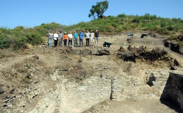 Dikkat eken seramik ile dier tarihi bulgularn koruma altna alndklar ve detayl incelemeye tabi tutulacaklar bildirildi.