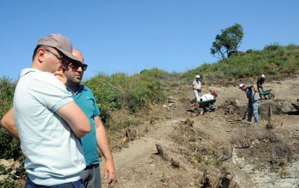 'HASHTAG' BZANSLILAR KULLANMI'    Konuyla ilgili bilgi veren kaz bakan Mimar Sinan niversitesi Rektr Yardmcs Do. Dr. Seluk Sekin, "Blgede Kltr ve Turizm Bakanl obankale Kurtarma Kazs Evi oluturuldu. obankale kazsnda ilk bulgularmz buraya getiriyoruz ve burada tasnifliyoruz. Bu eseri de obankale&#8217;de bulduk. 12 ile 15. Yzylda kullanlm ge dnem Bizans seramii. Birok Bizans seramiinde de sslemeler var ancak bulduumuz bu seramikte gnmz sanal dnyasnda kullandmz &#8216;hashtag&#8217; iareti var. O adan son derece nemli. Popler kltrn kulland nemli simgelerden birisi aslnda Bizansllar tarafndan bundan yllar nce kullanlm" dedi.
