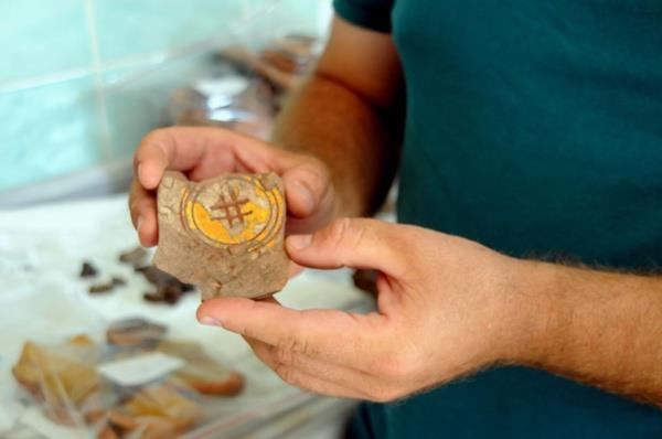 Burada devam eden kazlarda ise kemik, seramik ve demir paralarna rastland. lk bulgulardan birisi ise 12 ile 15. yzyldan kald ve ge Bizans dnemine ait olduu belirtilen ve zerinde &#8216;hashtag&#8217; iaretinin olduu seramik paras oldu.