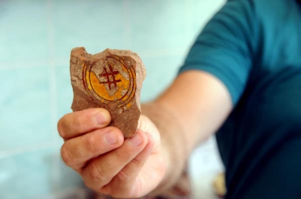 Osmanl&#8217;nn tarihinde nemli bir yer tutan ve devlet stats kazanmasnda etkili olan Bafeus Sava&#8217;nn yapld yer olan ve 3 yldr kaz almalar sren obankale&#8217;de bulunan seramik parasnn 12. yzyla ait ge Bizans dneminden olduu tahmin ediliyor.