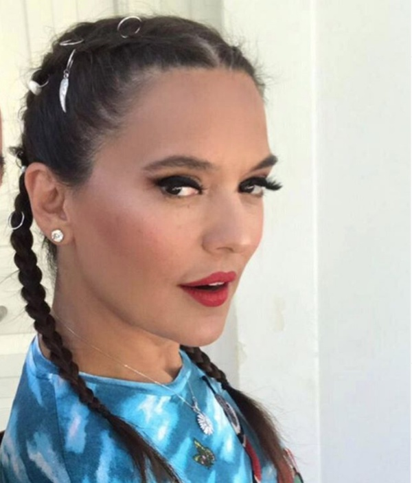 Recep Tayyip Erdoan, ise gndemle alakal yapt paylamlarla sk sk adndan sz ettiren Demet Akaln' arayarak teekkr etti. Her ann Instagram hesabndan paylaan Akaln, bu haberi paylarken de "3 gn st ste ryamda grdm cumhurbakanmz. Hafif bir ok oldum araynca. Allah ona uzun mrler versin" dedi.