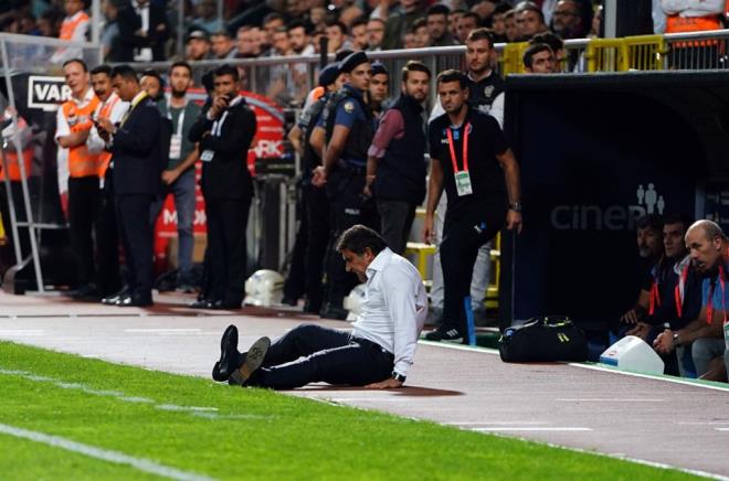 Mcadelenin 80. dakikasnda kulbeye doru havadan ynelen topu eliyle yakalamak isteyen Trabzsonspor Teknik Direktr nal Karaman, bir an dengesini kaybetti ve kendini yerde buldu.