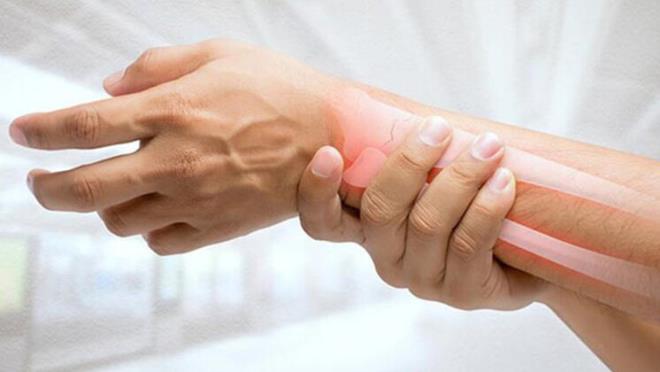 Vcudu destekleyen kemiklerin ve eklemlerin zarar grmemesi iin herhangi bir rahatszla dikkat etmek, gnlk aktivitelerin etkilenmemesi ya da durumun zamanla ktlemesinin nne gemek iin olduka nemlidir. Bu sayede, hayat kalitenizde herhangi bir snrlama ya da azalmann olumasn engellemi olursunuz. te kemikleri ve eklemleri glendiren, lezzetli olduu kadar tamamen doal olan bu tarifi kefedin.