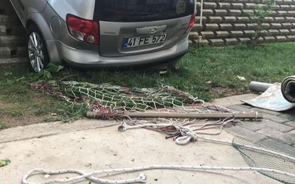 KOCAEL&#8217;nin Baiskele ilesi Serdar Mahallesi Vadi Caddesi zerinde meydana gelen kazada; seyir halinde olan Muhammet smet Atmaca idaresindeki 41 ACM 023 plakal hafif ticari ara, iki caddenin kesitii noktada Emir Sultan Caddesi zerinden gelen Ebru Uzun idaresindeki otomobile arpt.