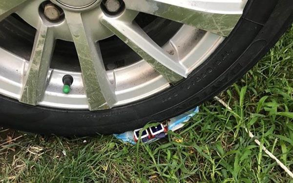 tfaiye ekiplerinin almas ile otomobilin altndan karlan kk ocuun bacann krld tespit edildi.