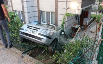 KOCAEL&#8217;nin Baiskele ilesinde kaza yaptktan sonra savrulan otomobillerden biri, binann bahesinde hamakta yatan ocuun zerine dt. Kazada ocuk ve otomobil srcs yaraland.