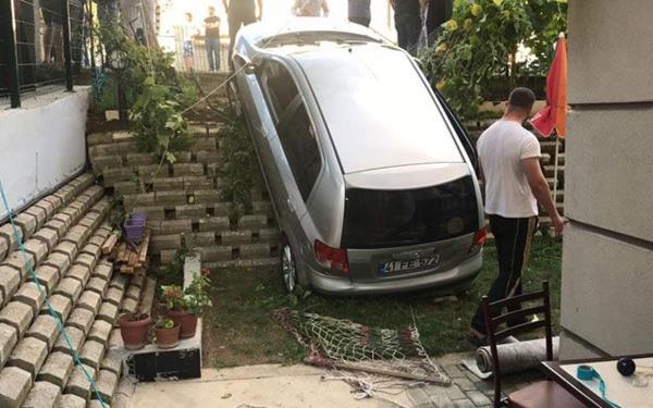 Talihsiz ocuk ambulans ile hastaneye sevk edilirken, kazada yaralanan otomobil srcs Ebru Uzun olay yerinde yaplan ilk mdahalesinin ardndan baka bir ambulans ile hastaneye kaldrld.