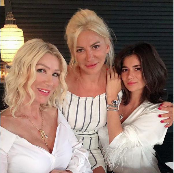 &#8211; Byk bir heyecanla beklerken hayal krkl kt. Programn dinamii yok, enerjisi eksik gibi geldi.Seda Sayan ok donuk.    - &#8211; Seda ablaya yakmam bu program&#8230;    - &#8211; Ben de n yarg olmasn diye bi baktm, keyifsiz geldi. Onur varken, d ses de formundayd. Seda&#8217;nn anlamsz baklar oturmad bu yarmaya&#8230;