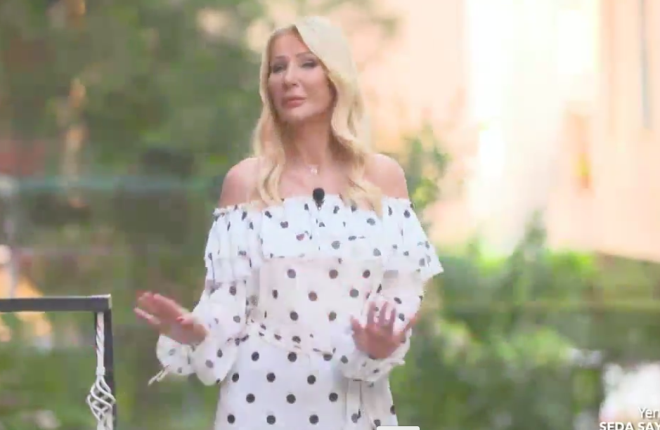 TV8 ekranlarnda fragman haftalar ncesinden dnmeye balayan Yemekteyiz program Seda Sayan'n sunumu ile dn ilk kez ekrana geldi. Sevilen oyuncu Onur Byktopu'nun yerine geen Seda Sayan, yarma programnda ilk snavn verdi. Fakat seyirci daha ilk blmden Sayan' topa tuttu.