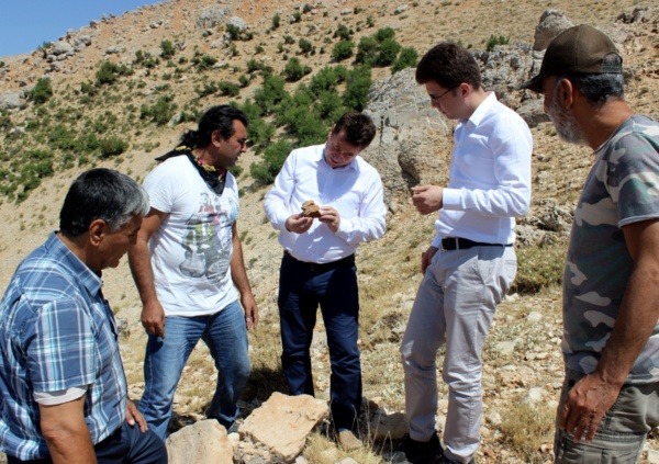 Fosilleri fark eden Emin Dnmez ise yapt aklamada, u ifadelere yer verdi:  - "Yaz aylarnda tatil iin geldiim ilemin dalarnda gezerken, dolarken baz talara denk geldik. Tabi ncelikle bu talarn fosil olacan pek anlamadk. Sonra benzer talarla ok sk karlanca dikkatimizi ekti."