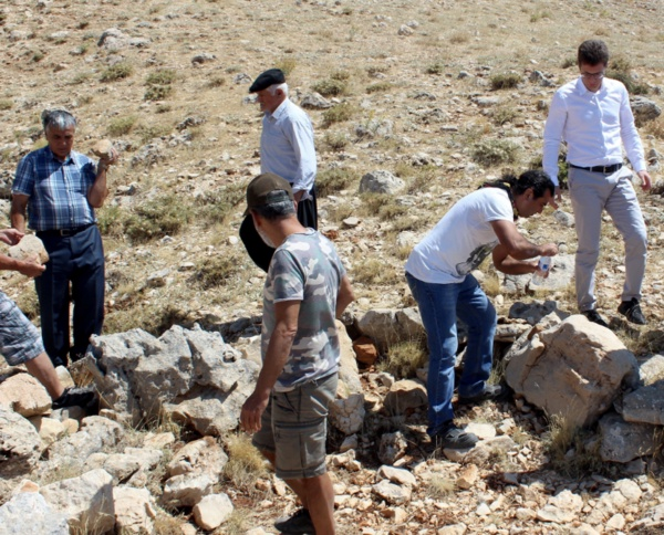 Tut ilesinin kuzeyinde bulunan Hac Muhammet Da&#8217;nn bin 700 rakml blgesinde 55 milyon yllk olduu tahmin edilen Eosen Dnemine ait Numulites fosiline, 2 bin 100 rakml blgede ise rudist ve kaya mercanlar bata olmak zere eitli deniz canllarna ait fosiller tespit edildi. Fosillerin okluunu ve yayld alan gren yetkililer de aknln gizleyemedi.