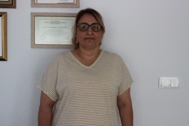 &#8220;Bu ad geen hasta ilk olarak hastanemize 28 Mart 2019&#8217;da bavuruyor, bir hekim arkadamz hastaya mdahale ediyor ve bu hastaya ila yazlp gnderiliyor. Bu hasta arkadamz Nisan&#8217;n 3&#8217;nde tekrar hastanemize bavuruyor. Yine bana deil baka bir hekim arkadaa gidiyor. Bu hekim arkadamz sol st tarafndan 3 tane di ekiyor. En son bize de Mays&#8217;n 16&#8217;snda geliyor. Kapdan girer girmez hastay grdmzde gz tamamen iti. Azna baktmzda sol st enesi tamamen erimi ve damar az iinde sarkk vaziyetteydi. Hemen yannda gelen babasna da 'amca siz burada ne geziyorsunuz, bu ocuu bir an evvel faklteye gtrmen gerekiyor.' Babas da bize dert yand, olum gitmiyor, ilalarla geeceini sanyor. Biz hastann bir st kurul olan niversiteye gitmesi gerektiini anlattk. O srada hasta rahat etsin diye nde sallanan kk olarak erimi, sol st 1 numaral dii elimizle aldk. nk artk kemik erimi, di eti az ierisinde sallanyor ve sol gzn artk kaybetmek zere olduunun tehisini koymutuk.&#8221;