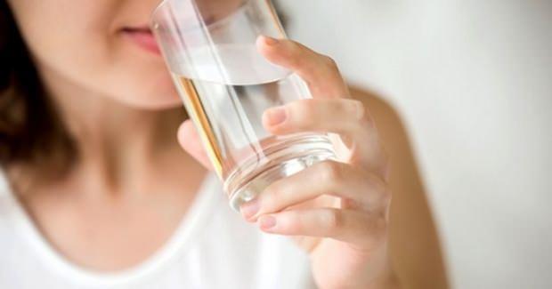 SU    Gnlk ortalama 2,5 litre su tketilmelidir. zellikle scak gnlere denk gelen Ramazan ayn daha rahat atlatmak iin bu 2,5 litre ortalamasn iftar sonrasndan sahura kadar yaplmas gerekir. Ayrca sv oran yksek, domates salatalk ve karpuz tketimininde artrmak gerekir.