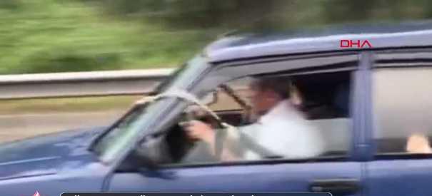 stanbul'da yamur altnda ilerleyen otomobilin bozuk sileceklerinin ara iindekiler tarafndan iple kontrol edilmesi ilgin grntler oluturdu.