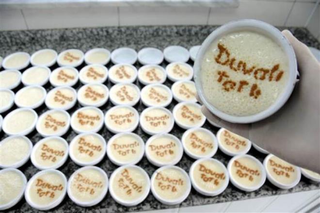 Tarifi isteyenler oluyor ama biz tatly yaptktan sonra tarifini unutuyoruz&#8221; dedi. Tatlya isim vermeden nce zel st tatls olarak mterilerine ikram ettiklerini belirten ifti, &#8220;Yllar nce bir gn mterilerimizden biri babam tatl yaparken grd. Mteri ieri girince babam ocan altn ve kazann kapan kapatarak dua etmeye balad.