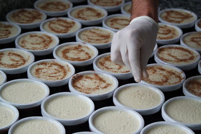 yle bir espri kald ve tatlnn ad 'Dual Tatl' oldu. Ancak dua zel isim olduu iin patentini alamadk, biz de o gnden sonra &#8216;Duval Tatl&#8217; isminin patentini alarak tatlmz bu isimle servis etmeye baladk&#8221; ifadelerini kulland.Yalnzca kendilerine zel olan bu tatlnn youn ilgi grdn syleyen ifti, "zel mleklerin iinde gnde yaklak bin adet tatl karyoruz. Bunun da yaklak 500 adedi kargo ile Trkiye'nin eitli illerine gnderiliyor. En ok stanbul, zmir ve Balkesir&#8217;den sipari alyoruz. Kalan miktar ise burada servis ediyoruz&#8221; diye konutu.