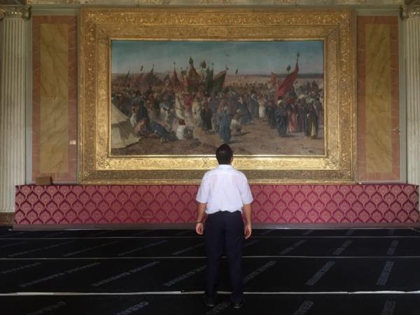 Tablo, Kurban Bayram ncesinde gerekletirilen hac yolculuundaki atmosferi detaylar ile gsteriyor. Dolmabahe Saraynda restorasyonu yaplan devam eden bir odada bulunan dev tablo ihtiam ve ince detaylar ile kendine hayran brakyor.