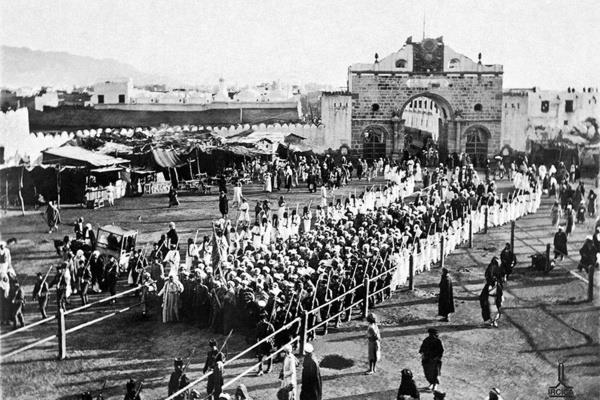 Sultan, ayn zamanda tm Mslmanlarn halifesidir. Bu armaanlarn, Devlet-i liye'nin kutsal topraklara besledii sevginin bir gstergesi olduu biliniyor. Ressam Stefano Ussi, 1869 ylnda Svey Kanal&#8217;nn aln grmek iin gittii Kahire&#8217;de srre alay ile karlayor ve grd manzaray ok beendii ifade ediliyor.