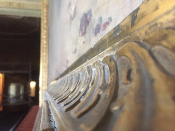 erevenin bordr ksmnda desen gibi yaplan bu ayrntda, &#8216;Kufi&#8217; hat ile yazlm Al-i mran Suresi&#8217;nin 126. ayeti yer alyor. Ayette, &#8220;Dmanlar bozguna uratmak iin gereken yardm ancak gl ve hkim olan Allah katndandr.&#8221; deniliyor.