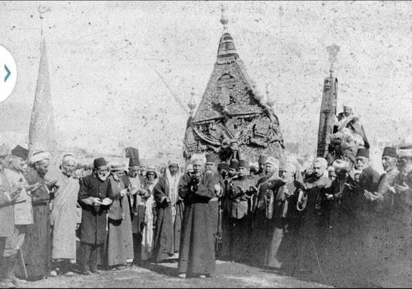 Eser yapld yl Viyana&#8217;da sergileniyor. Tablonun, Msr Hdiv&#8217;i tarafndan satn alnarak Sultan Abdlaziz&#8217;e hediye edildii dnlyor. Hac kafilesiyle Srre gnderme gelenei 1919 ylna kadar devam ediyor. 1919-1920 yllarnda Sultan Vahdeddin tarafndan Mekke ve Medine&#8217;deki ihtiya sahiplerine sadaka datlyor.