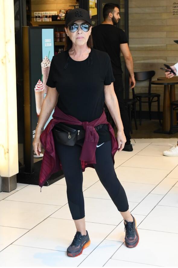 Dn bir alveri merkezinde kameralara yansyan ehre&#8217;ye &#8216;Beren Saat ile buluup dertletiniz mi?&#8217; sorusu soruldu.