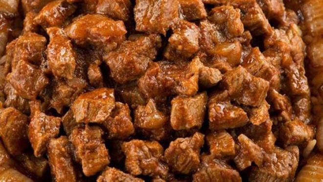 Dengeli bir beslenme programnda gnlk 2-3 porsiyon kadar et grubu besinlerin tketilmesi gerekiyor. Krmz etin ise haftada en az iki kez tketilmesi gerektiini ifade eden Diyetisyen Nida Doan, etin besin deerlerinden maksimum fayda salayabilmek iin ise yannda mutlaka yeil yaprakl besinlerin tketimini neriyor. Doan, szlerini yle srdryor: