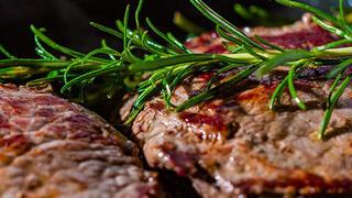 "Gn ierisindeki besinlerimizin toplam kalori ieriini % 55-60 karbonhidratlar, % 12-15 proteinler ve % 25-30 yalar oluturmaldr. Bir beslenme uzman tarafndan planlam diyet program, bireyin ahsi protein tketim miktarn ortaya karr. Ayn zamanda protein ihtiyacnz kilo bana 1-1,5g/gn olacak ekilde de hesaplanabilir. rnein 90 kilo arlndaki bir kiinin gnlk protein ihtiyac 90-135g/gndr. Protein ihtiyacmz krmz et, beyaz et, yumurta, peynir, kuru baklagiller, st ve yourt ile karlayabiliriz.