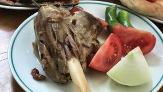 Bu protein eitlerinden hangisinin daha arlkl tketilmesi gerektii bireysel ihtiyalarmza gre belirlenir. zellikle B12, demir, inko, A ve E vitaminleri asndan yetersizlikleri olan kiiler iin krmz et byk nem tamaktadr. Bu bireylerin protein ihtiyalarnn byk blmn, yaklak % 40-50&#8217;si kadarn, krmz et oluturmaldr.&#8221;Etin sr, koyun, kmes av ve deniz hayvanlarnn yenebilen kaslar olduunu anlatan Doan, protein, ya, su ve minerallerden oluan etin az miktarda glikojen ve B vitaminlerini de ierdiini ve yarsndan fazlasnn ise su olduunu sylyor. Her besinde olduu gibi et tketiminde de arya kalmamas gerektiinin altn izen Diyetisyen Nida Doan, u nerilerde bulunuyor: