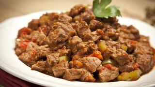 Krmz et mmkn olduu kadar iyi pimi bir ekilde tketilmelidir. Piirme srasnda etin merkezi scaklnn 72C olmas gerekmektedir. Izgara ya da kzartma yapmak yerine etler yahni olarak ya da buharda piirilmelidir.Yksek scaklklarda ksa sreli piirme yaplmal ve et kesinlikle atee temas etmemelidir. Et ile ate arasnda en az 15 cm kadar mesafe bulunmaldr. Yanm ya da ttslenmi etler tketilmemelidir. Eer et yandysa yank paralar kesilip atlmaldr.