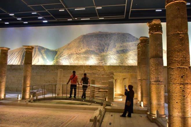 nceki yllarda "Cumhurbakanl Kltr ve Sanat Byk dl"ne layk grlen mzede, ingene kz, mars heykeli, ABD'den getirilen paralar, yaklak 150 metrekarelik duvar resmi, Roma dnemine ait emeler ve Frat Nehri kenarndaki villalarda bulunan mozaikler sergileniyor.