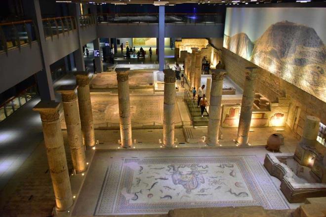 AA muhabirinin l Kltr ve Turizm Mdrl verilerinden derledii bilgiye gre, resmi al 9 Eyll 2011'de yaplan, 25 bini kapal olmak zere 30 bin metrekarelik alana kurulu Zeugma Mozaik Mzesi, yerli ve yabanc turistlerin ilgisini ekiyor.