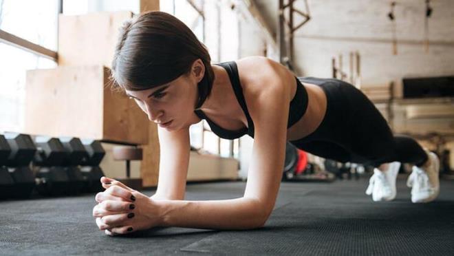 <b>Plank pozu</b><br>  Gl bir pelvik taban, karn blgesi ve kala kaslar salkl bir srt iin, arlar nlemek ve azaltmak iin ok nemli. Plank pozisyonunda dururken gcnze gre dizleriniz veya parmaklarnz zerinde durabilirsiniz. Ayak parmak ularnzda dururken banz, kalanz ve topuklarnz dz bir izgide durmuyorsa, dizlerinizin zerinde yapmanz daha salkl.