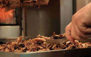 Porsiyonu 6 liradan balayan ve en pahals 15 lira olan ucuz et dner zincirlerindeki et dnerler ne kadar salkl? Sosyal medyada yer alan bir deney uzun kuyruklarn olduu bu iletmelerdeki et dnerlerin kalitesini gzler nne serdi.