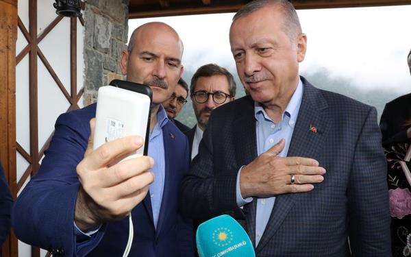 Trke bilmedii iin Krte konuan ve yanndakilerce tercme edilen konumada anne Akar ise Erdoan'a teekkr ederek, "Benim olum size emanet" dedi. Erdoan da "Eyvallah, bam gzm stne" karln verdi.