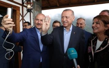 Cumhurbakan Recep Tayyip Erdoan, Diyarbakr'da daa karlan oluna, HDP l Bakanl nnde yapt eylemle kavuan anne Hacire Akar ile telefonda grntl grt.