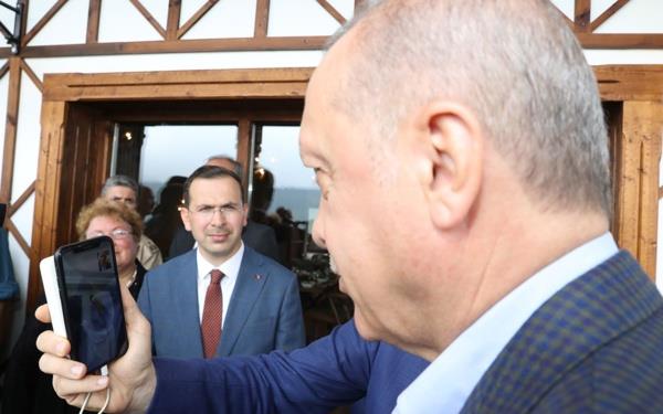 Olunun cezaevine atlmamasn isteyen Akar'a Erdoan, "Niye atalm? Biz sana teslim ediyoruz, sen gereini yapacaksn. Biz, her zaman sizin yannzdayz, sizle beraberiz" yantn verdi. Bu srada Erdoan'n yannda bulunan eski Diyarbakr Milletvekili Galip Ensariolu ve AK Parti'den daha nce milletvekili aday olan Suna Kepolu, Akar ile Krte konutu.