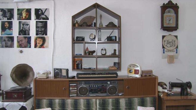 skdar Ferah Mahallesi'nde yaayan ve fotoraflk yapan Ahmet Yaman'n oluturduu '90larevi' ziyaretilerini zamanda yolculua kartyor. Eve giren ziyaretiler 90'l yllara ait eyalara bakp gemie olan zlemini gideriyor.    90'l yllara ait eyalar toplama projesini hayata geirmek iin yola kan Yaman, ncelikle bu fikri sosyal medyada arkadalaryla paylat. Olumlu tepkiler alan Yaman, verilen eyalar tek tek zenle toplad. skdar'da mstakil bir evi '90lar evi'ne evirdi. Evi ziyaretilere aan Yaman, insanlar anlarna dndrebilmenin mthi bir his olduunu syledi.