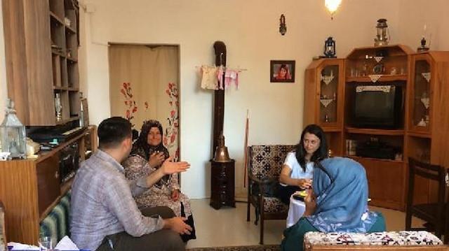 Hep hayaliydi    <br>&#8220;90&#8217;larn ocukluunu yaadm iin hep byle bir hayalim vard. Byle bir mekan oluturmak istiyordum.&#8221; diyen Yaman, &#8220;Sosyal medyadan bir duyuru yaptm. Elinde o dneme ait eyalar olan varsa, benimle irtibata gemeleri iin duyuru yaptm. Duyuru sonras youn bir ilgi grdm. Ardndan byle irin, mstakil bir yer oluturarak byle bir dizayn yaptm. 90&#8217;larn tm eyalar, oyuncaklar mevcut. 90&#8217;larda ocuk olan herkesi buraya gelip grmeyi ve buradaki heyecan yaamaya beklerim.&#8221; diye konutu.  <br>  Gzya dken oluyor  <br>  Ziyaretilerin ocukluklarna geri dndklerini syleyen Yaman, &#8220;Televizyonumuzda o gnn dizileri mevcut, o gnn eyalarnda, oyuncaklarnda ocukluklarn grecekler. Buraya gelenler hep anlarna gidiyorlar. Burada anlarn anlatanlar, mesela atariyi grenler &#8216;Babamla byle oynardk, hep ben kazanrdm&#8217; diyerek duygulanyor. Gzya dken de oluyor.&#8221; ifadelerini kulland.